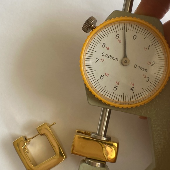 SOLID 18K Yellow Gold Rectangular Hoop Earrings - Picture 4 of 10